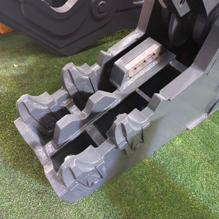 rotating pulverizer jaw detail and hydraulic cylinder