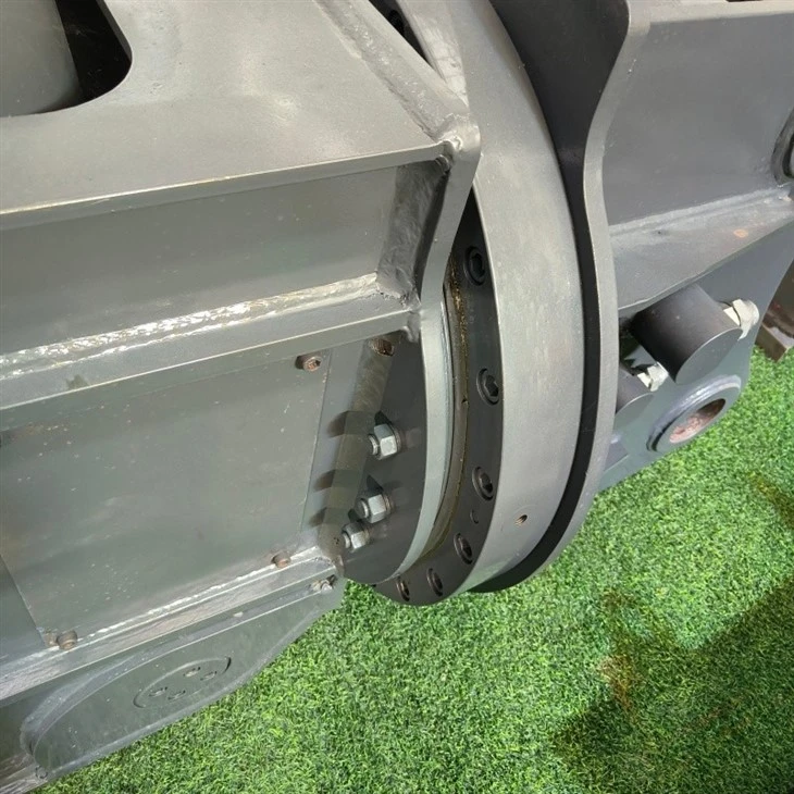 rotating pulverizer mounting bracket and hydraulic hose connection